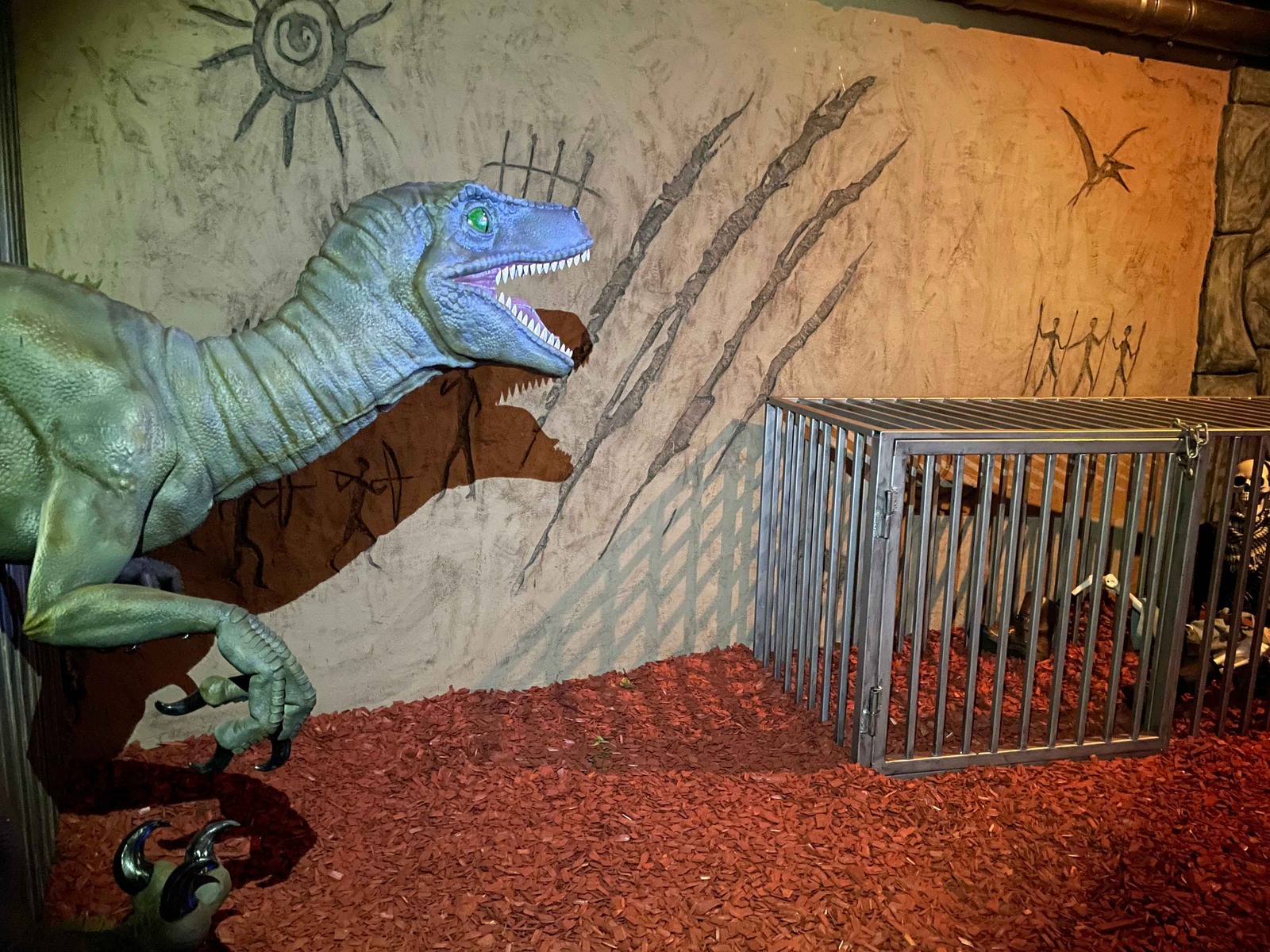 Dinoszauruszfigurával berendezett tér a FUNtasy Budapestben.